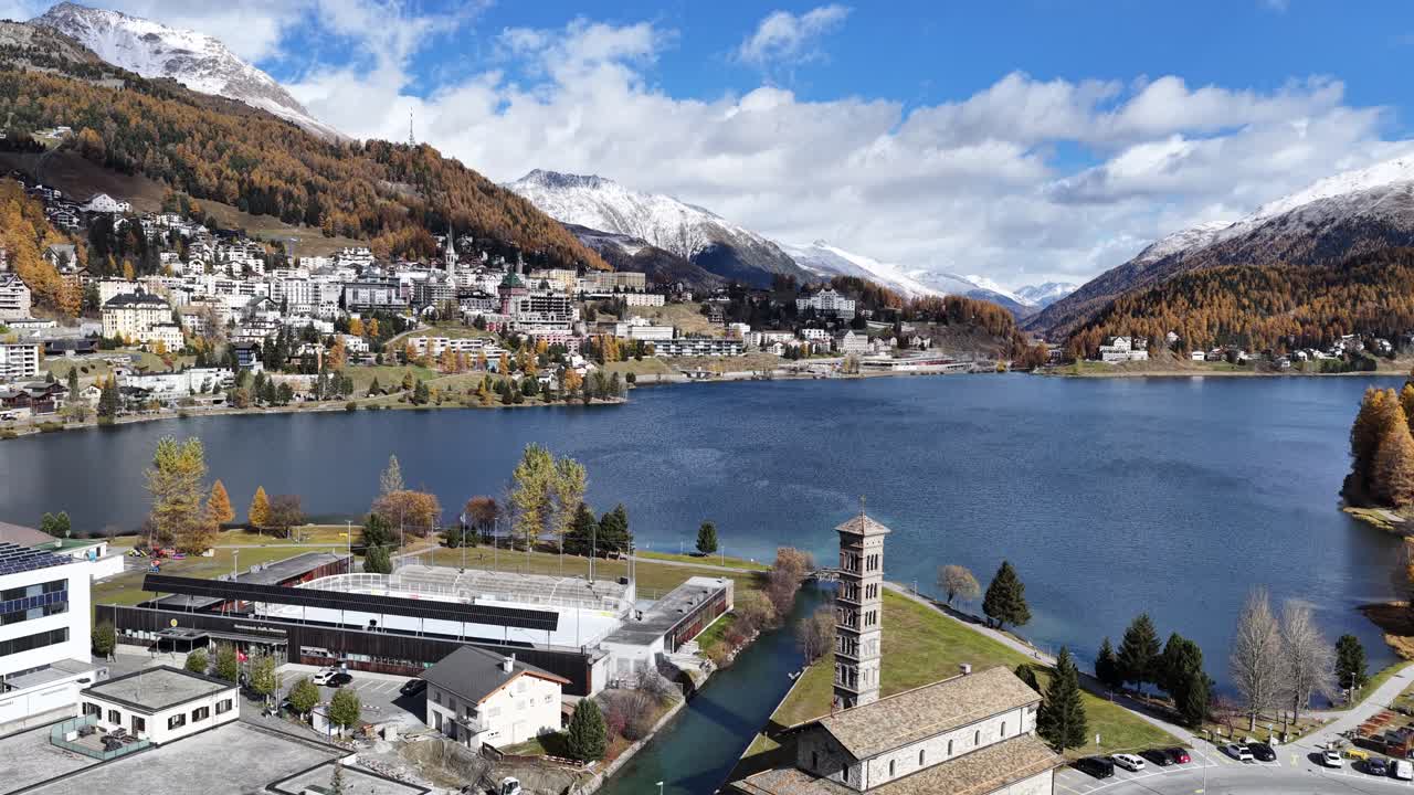 Vista de St. Moritz junto al lago con los Alpes nevados y colores otoñales en Graubünden, Suiza.