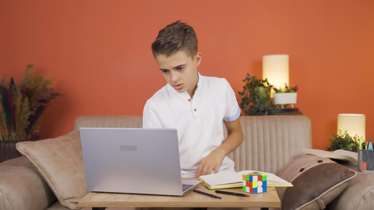 un chico haciendo investigación.