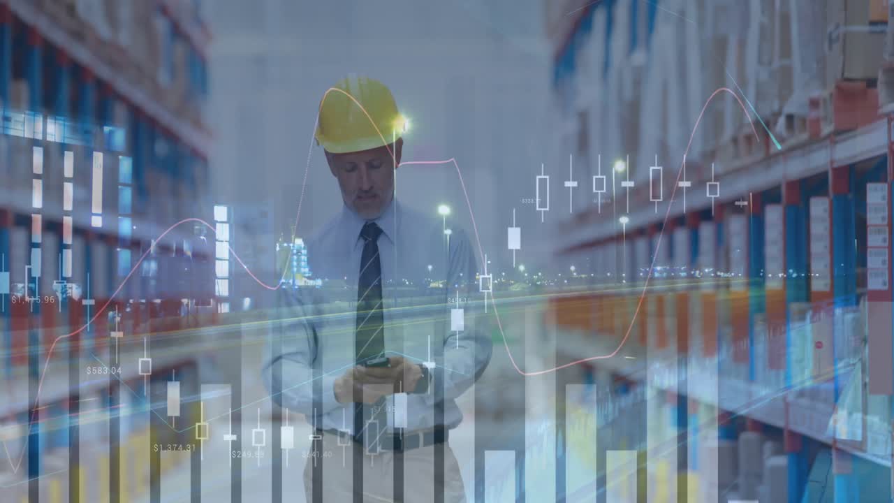 animación del procesamiento de datos sobre un hombre hablando en un teléfono inteligente trabajando en un almacén de envío