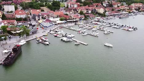 Vista-Aérea-Superior-De-Los-Barcos-De-Pasajeros-Y-Yates-Privados-En-El-Puerto-De-Mikolajki-En-Polonia-En-El-Lago-Mikolajskie-En-Vacaciones