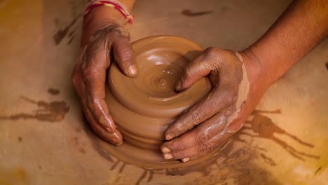 El-Alfarero-En-El-Trabajo-Hace-Platos-De-Cerámica.-India,-Rajastán.