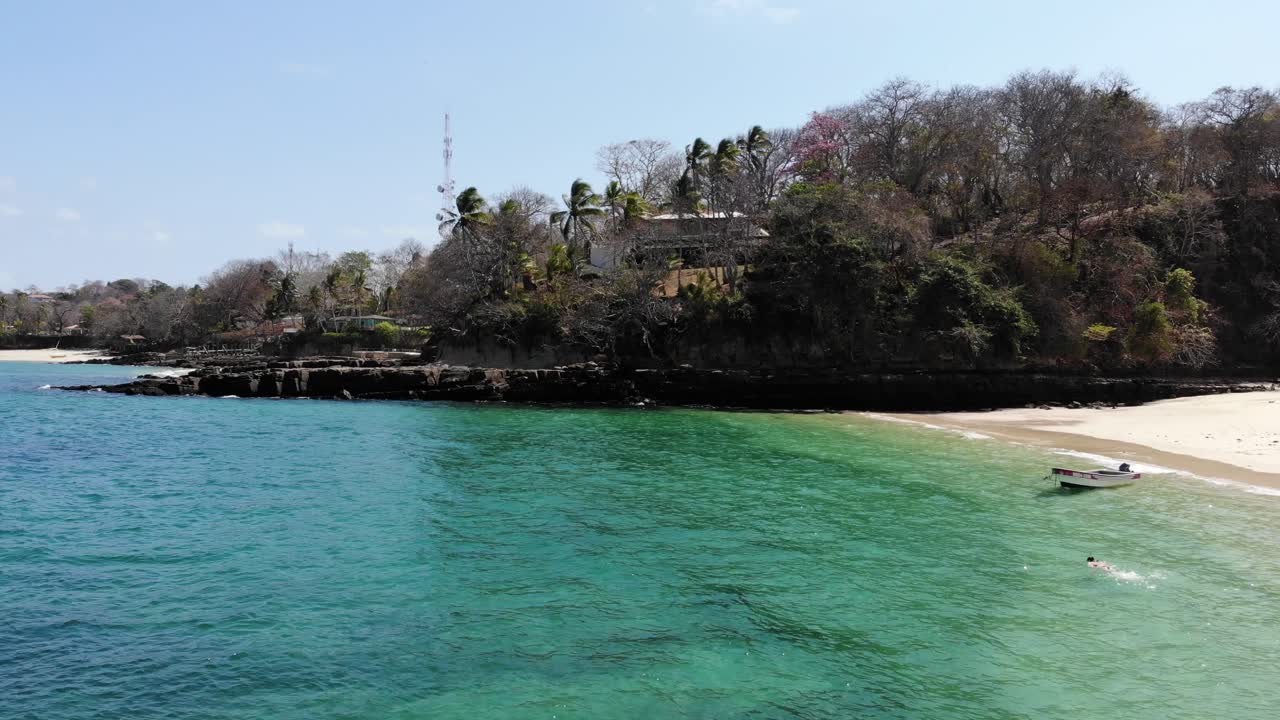 Panama a febbraio, riprese con drone dell'Isola di Contadora con spiagge, sabbia, mare, cieli azzurri e momenti di relax.