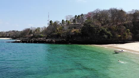 Panamá-En-Febrero-Tomas-De-Drones-De-La-Isla-Contadora-Con-Playas,-Arena,-Mar,-Cielos-Azules-Y-Momentos-Relajantes