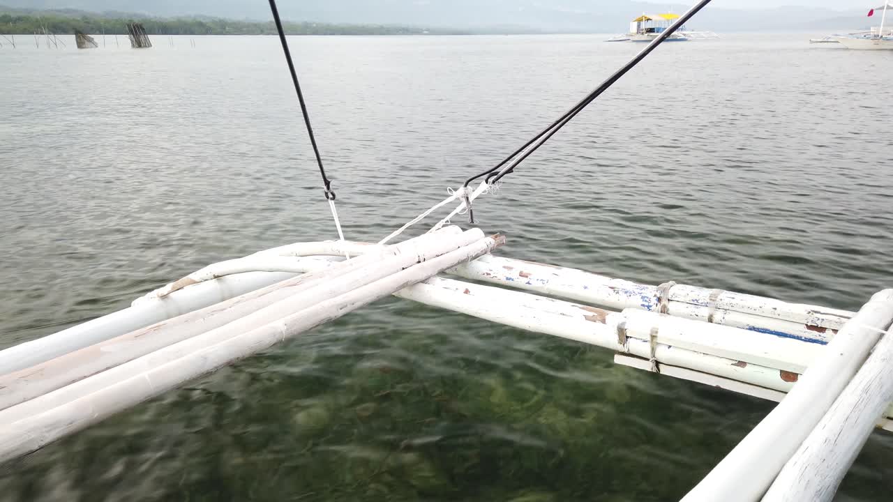 vista de pasajeros en un barco de viaje que se mueve en aguas poco profundas mientras sale del muelle