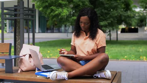 Afrikanische-Studentin-Mit-Laptop-Und-Büchern-In-Der-Stadt