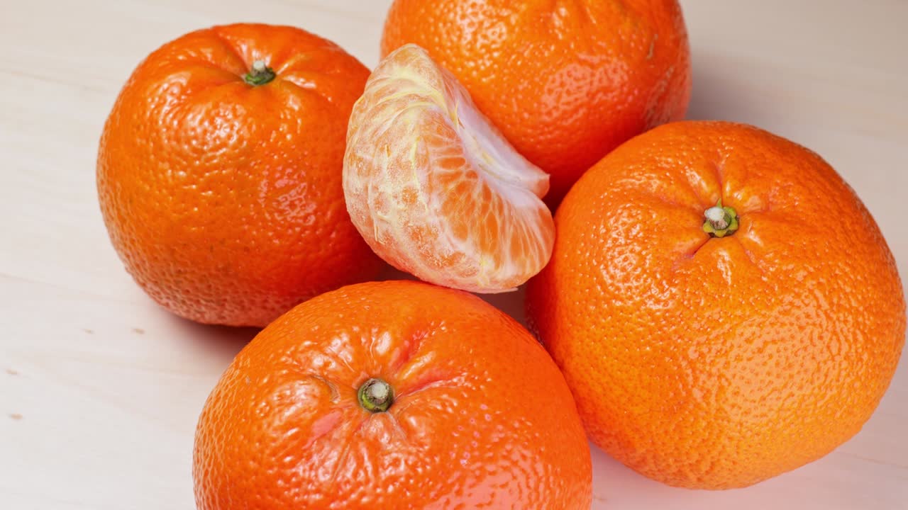 mandarinas maduras girando en close-up en cámara lenta