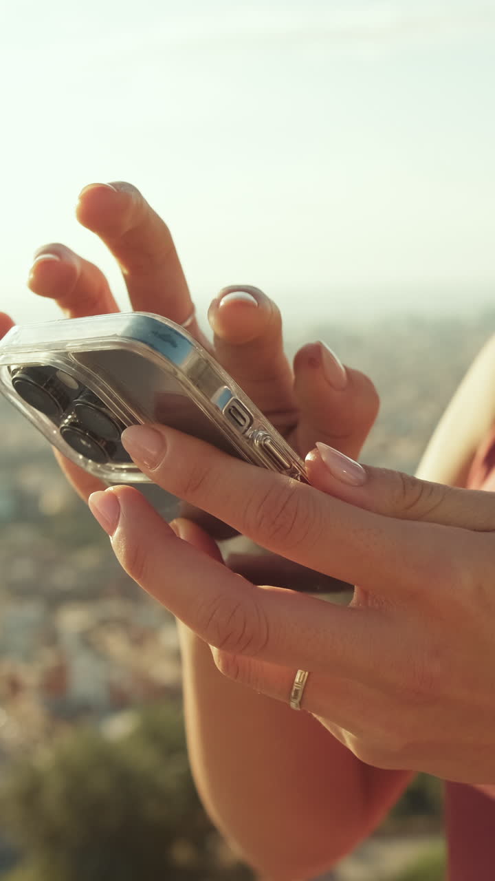 Primo piano di mani con uno smartphone