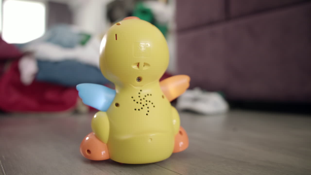 juguete para niños que se mueve en el suelo. juguete para patos que se mueve en el suelo en la habitación del bebé. juguetes para niños