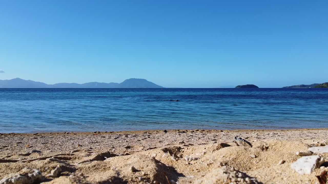 바다 옆의 평화로운 파도를 바라보며