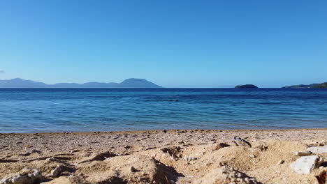 看著海邊平靜的波浪