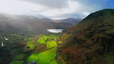 Magnífico-Paisaje-Del-Lago-Llyn-Gwynant-En-El-Parque-Nacional-De-Snowdonia,-Gales---Antena