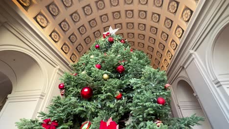 Movimiento-Orbital-Alrededor-Del-árbol-De-Navidad-Dentro-Del-Ayuntamiento-De-Pasadena,-Mire-El-Techo-Ornamentado