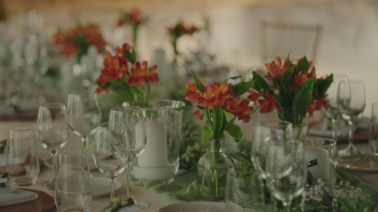 Bordoppsett for bryllup med blomster, lys og glass