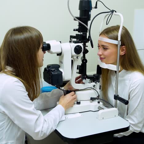 woman visiting ophthalmologist