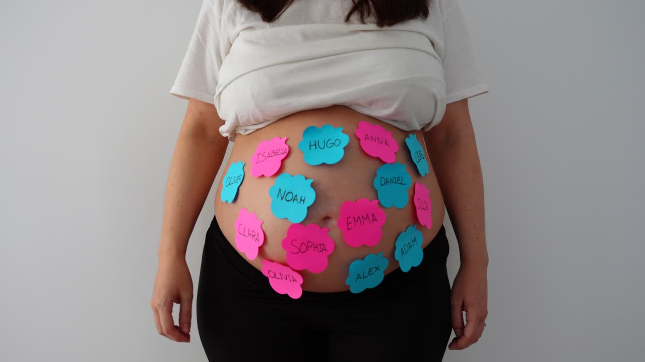 Pregnant revealing the gender and name of Hugo for the unborn