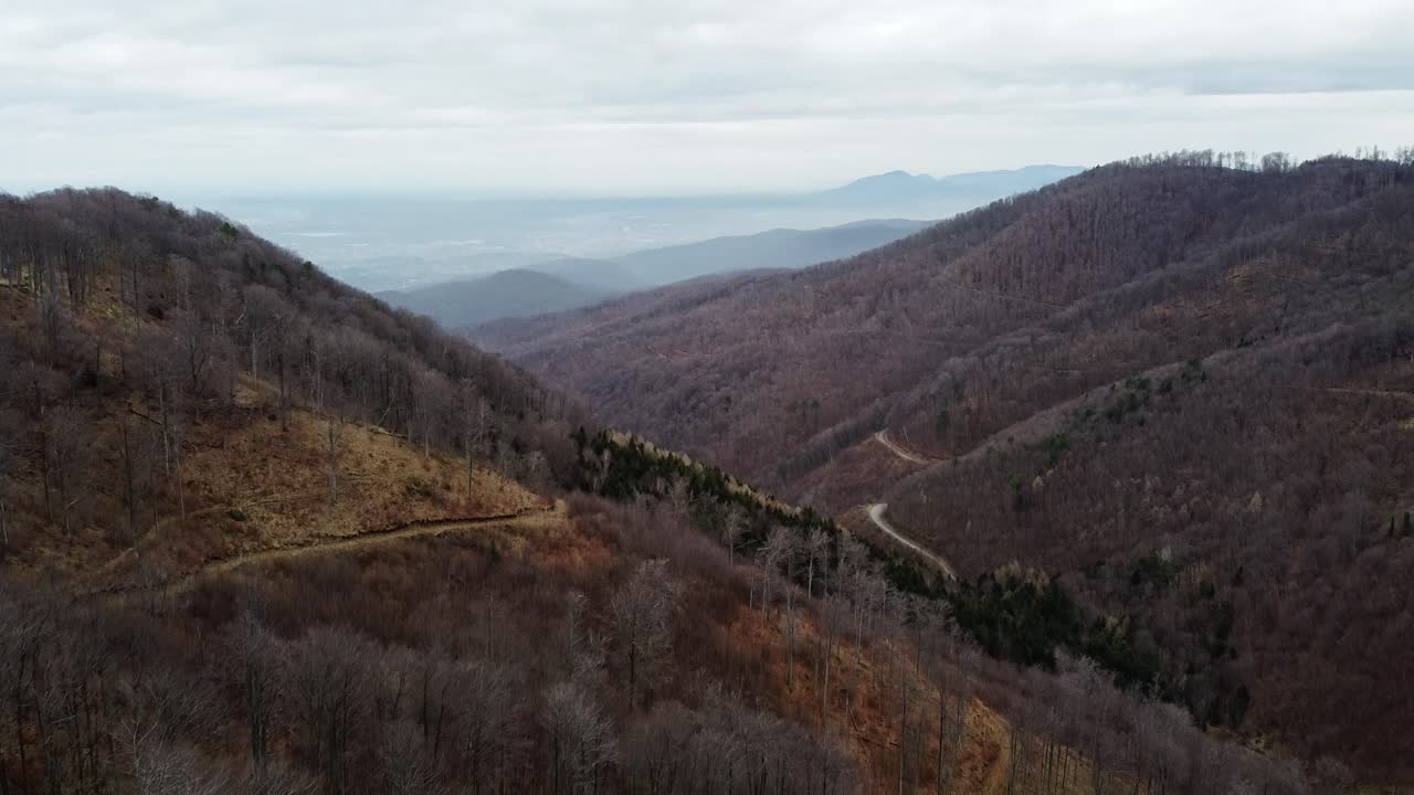 자그레브, 크로아티아의 아름다운 산 계곡 공중