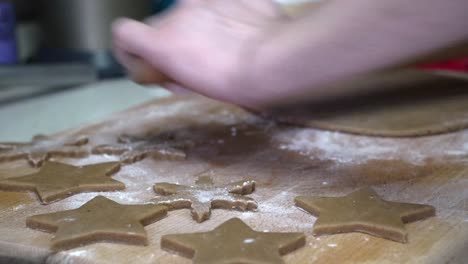 Mujer-Caucásica-Trabajando-En-Masa-De-Pan-De-Jengibre-Con-Un-Rodillo