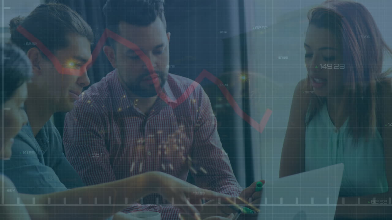 animación del procesamiento de datos financieros sobre diversas personas de negocios