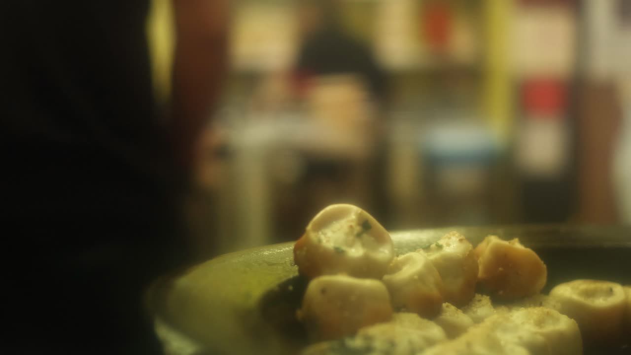 albóndigas fritas preparadas en una cocina