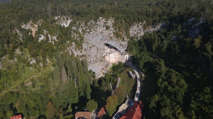 Ripresa con drone di Predjama vicino al Castello di Predjama, collegata alla Grotta di Postumia.