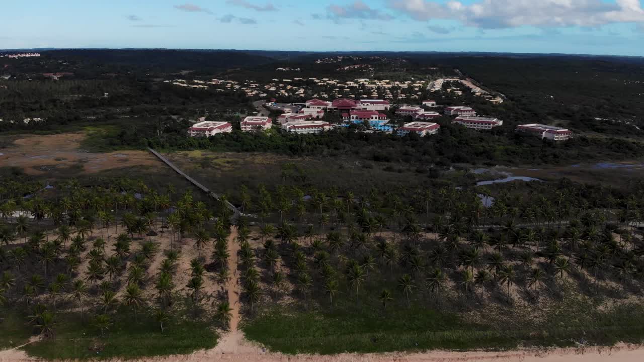 drone desde la playa hasta el pequeño pueblo