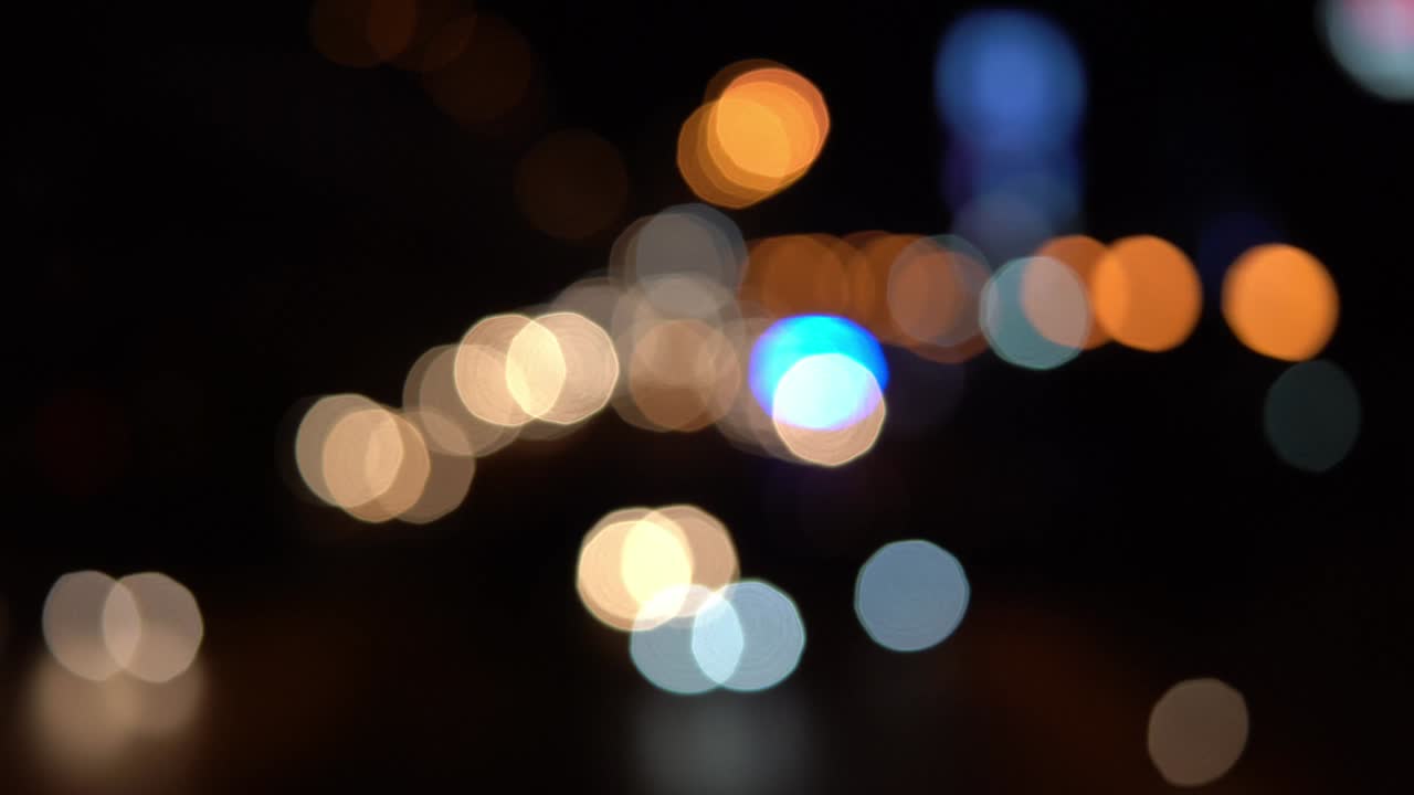 círculo borroso bokeh tráfico en la carretera por la noche