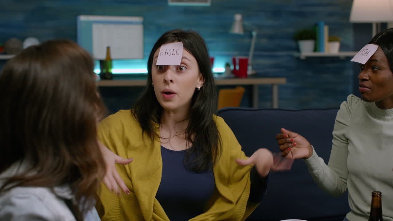 amigos creativos multiétnicos hablando y riendo mientras juegan adivinen quién es el juego