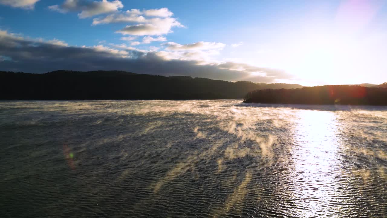 호수의 안개, 황금빛 햇빛 상승, 황금시간, 호수에서 피어오르는 증기 안개, 이른 아침 arial 드론 샷 60fps, 푸른 하늘