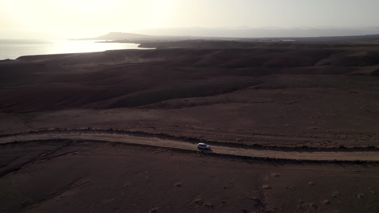 conducción de automóviles fuera de la carretera en la carretera solitaria del desierto