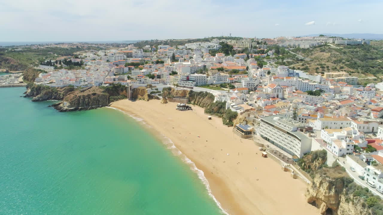 Luftaufnahme von Albufeira, Altstadt Portugal, mit Strand und Skyline der Stadt