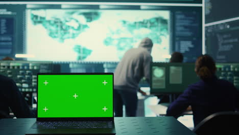 Computadora-Portátil-Que-Muestra-Pantalla-Verde-En-Una-Oficina-Gubernamental-De-Alta-Tecnología