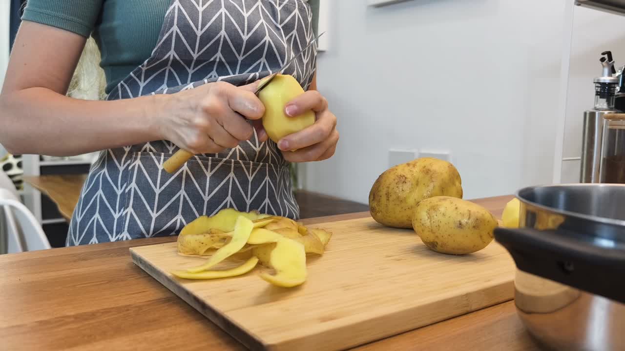mujer pelando patatas