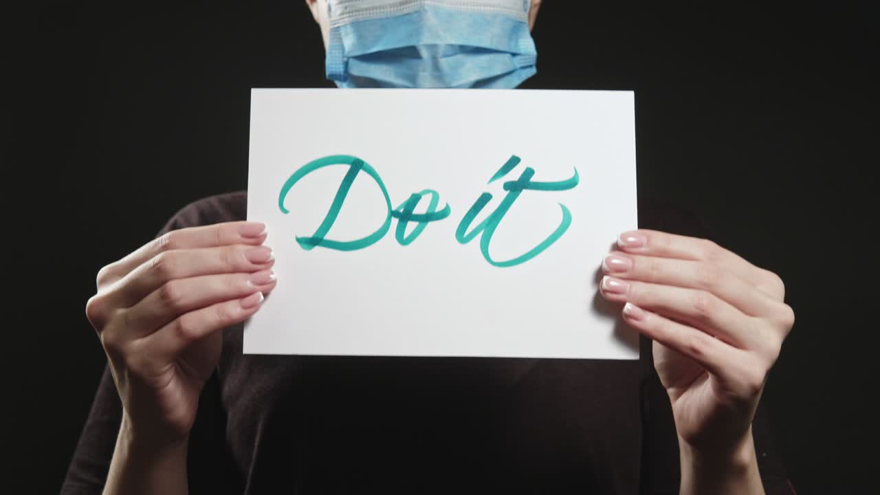 코로나바이러스 자가 격리 여성 마스크 슬로건