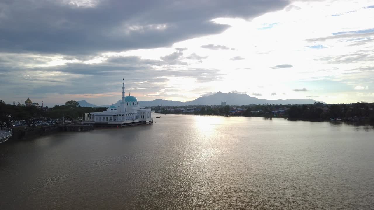 사라와크 주 쿠칭 워터프론트 (kuching waterfront) 에서 사라와크 강 (sarawak river) 의 경치