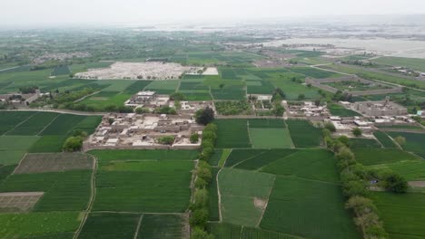 La-Vida-En-El-Centro-De-La-Agricultura:-Vista-Aérea-De-Una-Aldea-Fangosa-En-Afganistán.