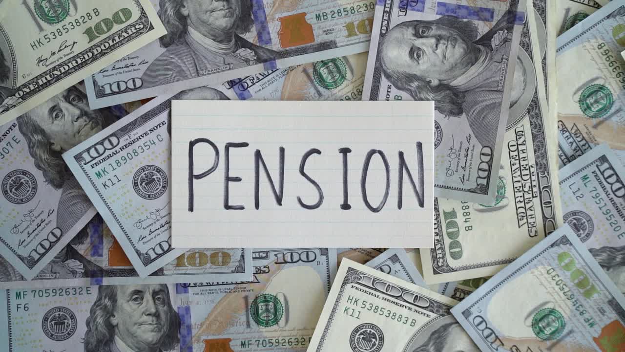 성인 생활에서 연금에 대한 돈을 저축한 개념