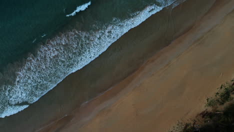 Tiro-De-Drone-De-Olas-En-La-Playa-Tropical-En-El-Nido,-Palawan