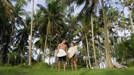 casal posando com pranchas de surf