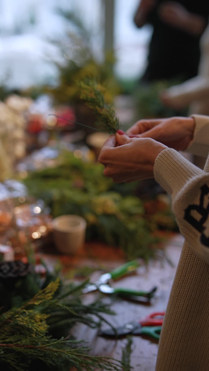 haciendo coronas de navidad