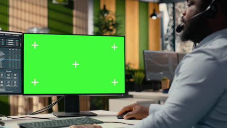 trader chats with client, providing tailored financial strategy using mockup pc