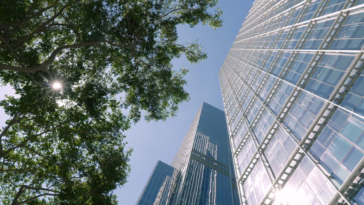 Skyline de edifícios comerciais e céu com nuvens.