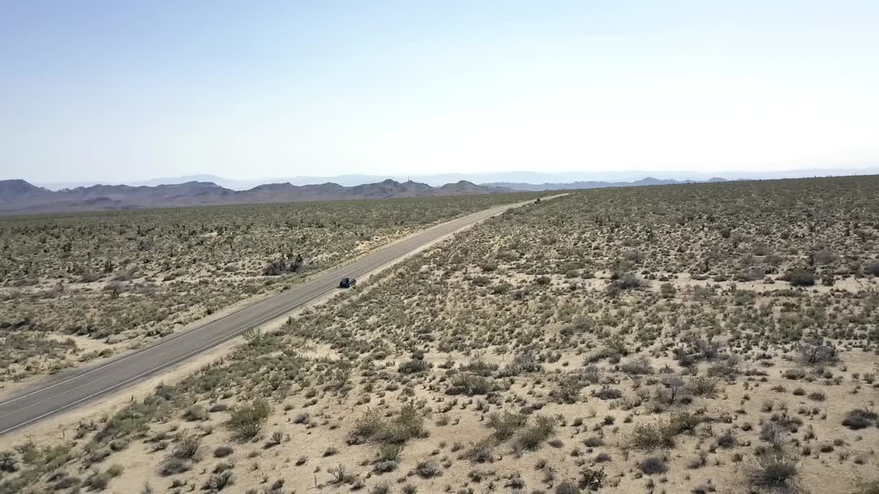 배경 산에 있는 사막의 무한함 믿을 수 없을 만큼 공중 전망 비행 파노라마 곡선 비행 드론 영상 코첼라 계곡의 사막 미국 영화 자연 위에서 필립 마르니츠 제작