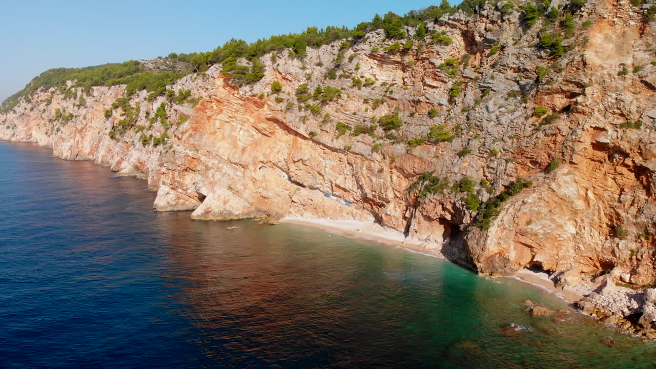 Idilliaca costa appartata della Croazia, scogliere frastagliate sul Mare Adriatico, vista aerea