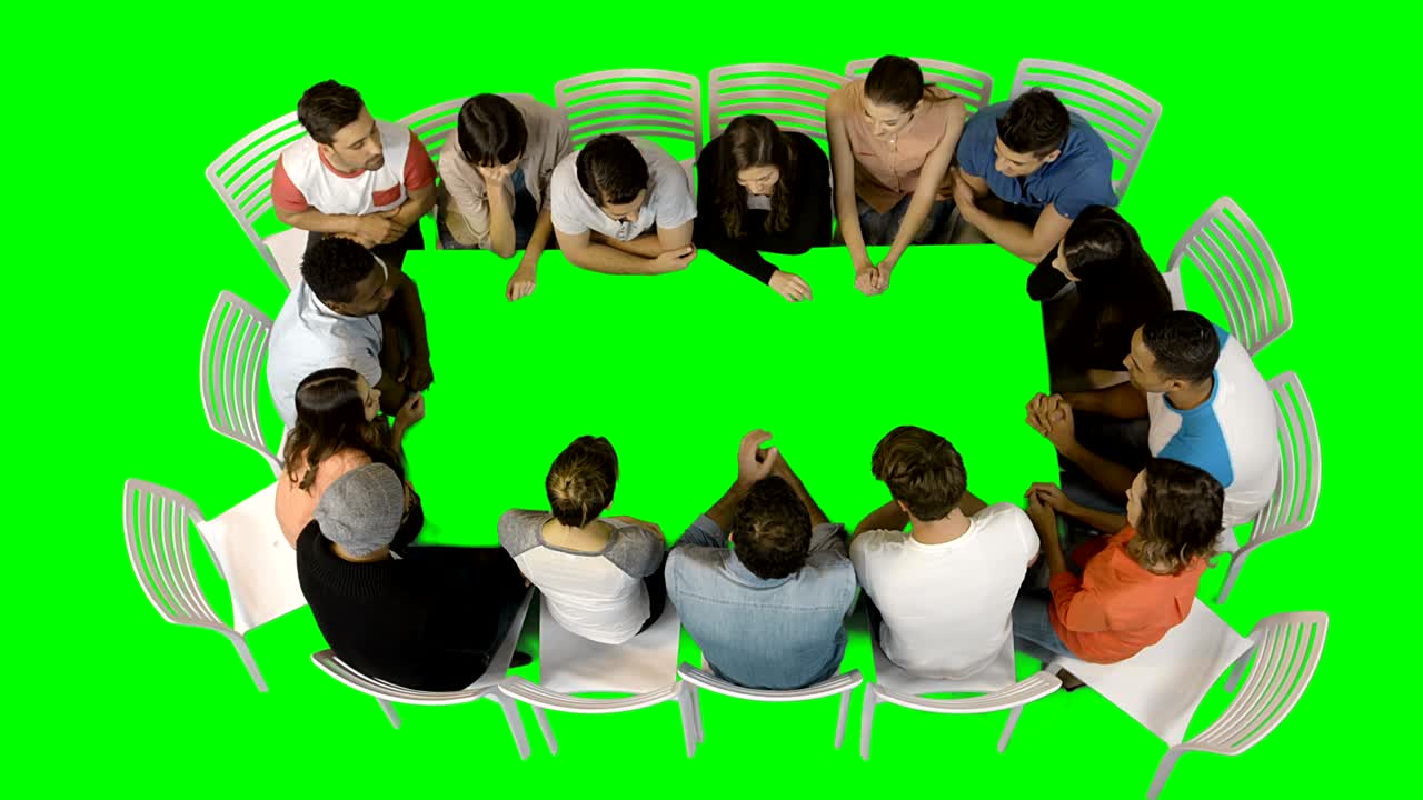 기업 경영자 들 의 그룹 이 회의 에서 논의 하고 있다