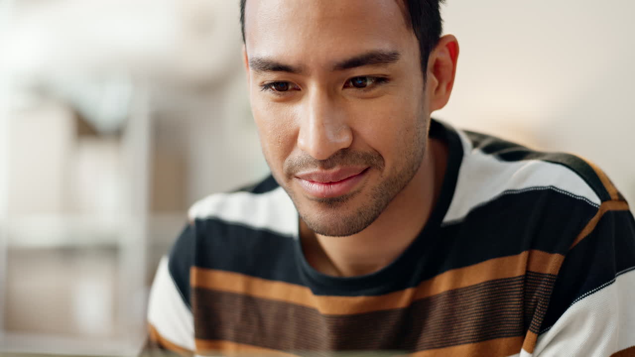 배달, 배송 및 노트북에 있는 사람