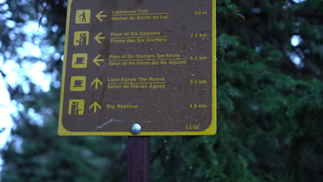 señales de rutas de senderismo con direcciones en el parque nacional de banff, alberta, canadá
