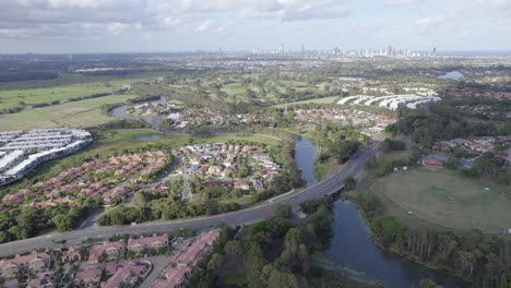 Moderne-Häuser-Mit-Malerischer-Umgebung-In-Robina-Town,-Queensland,-Australien