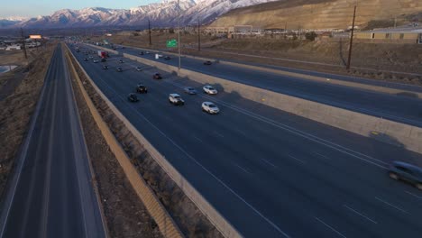 Toma-Aérea-Sobre-La-Autopista-Interestatal-15-En-Draper-Utah