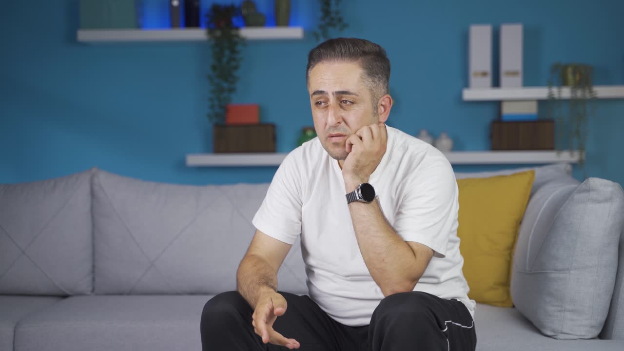L'uomo preoccupato è pensieroso e in difficoltà.