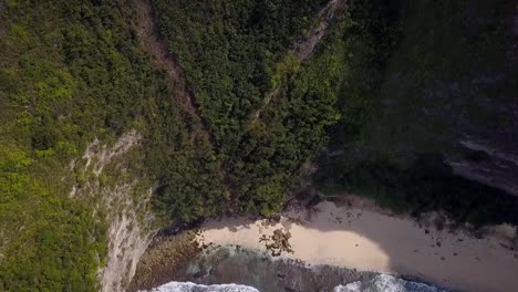 Perfekter-Flug-Aus-Der-Luft,-Langsam-Nach-Oben-Neigender-Drohnenflug,-Große-Wellen-In-Unberührter-Natur,-Kelingking-Strand-Auf-Nusa-Penida,-Bali,-Indonesien,-Jurassic-Park